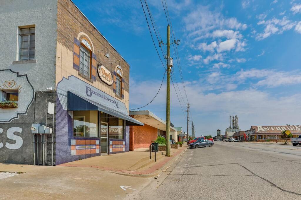 The Loft At 113 - Gateway To The North Texas Hill Country Apartment Muenster Bagian luar foto